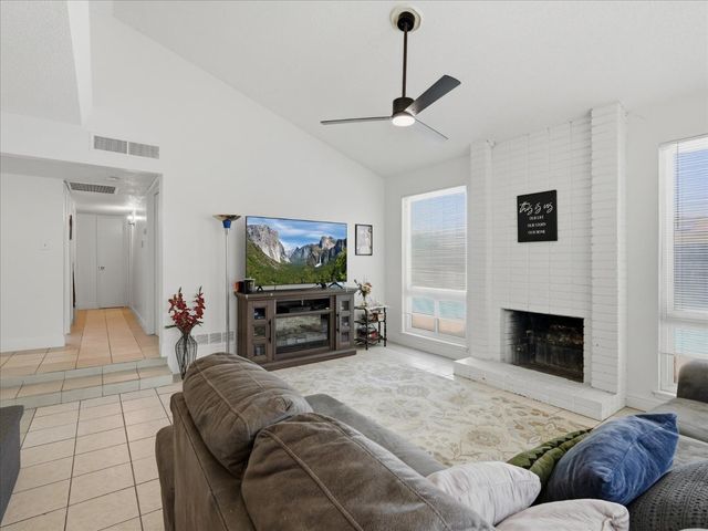 649 W Ashcroft Avenue, Clovis, CA 93612
