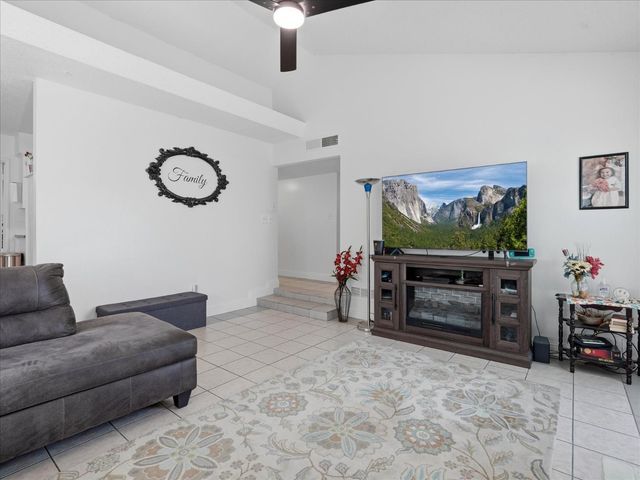 649 W Ashcroft Avenue, Clovis, CA 93612