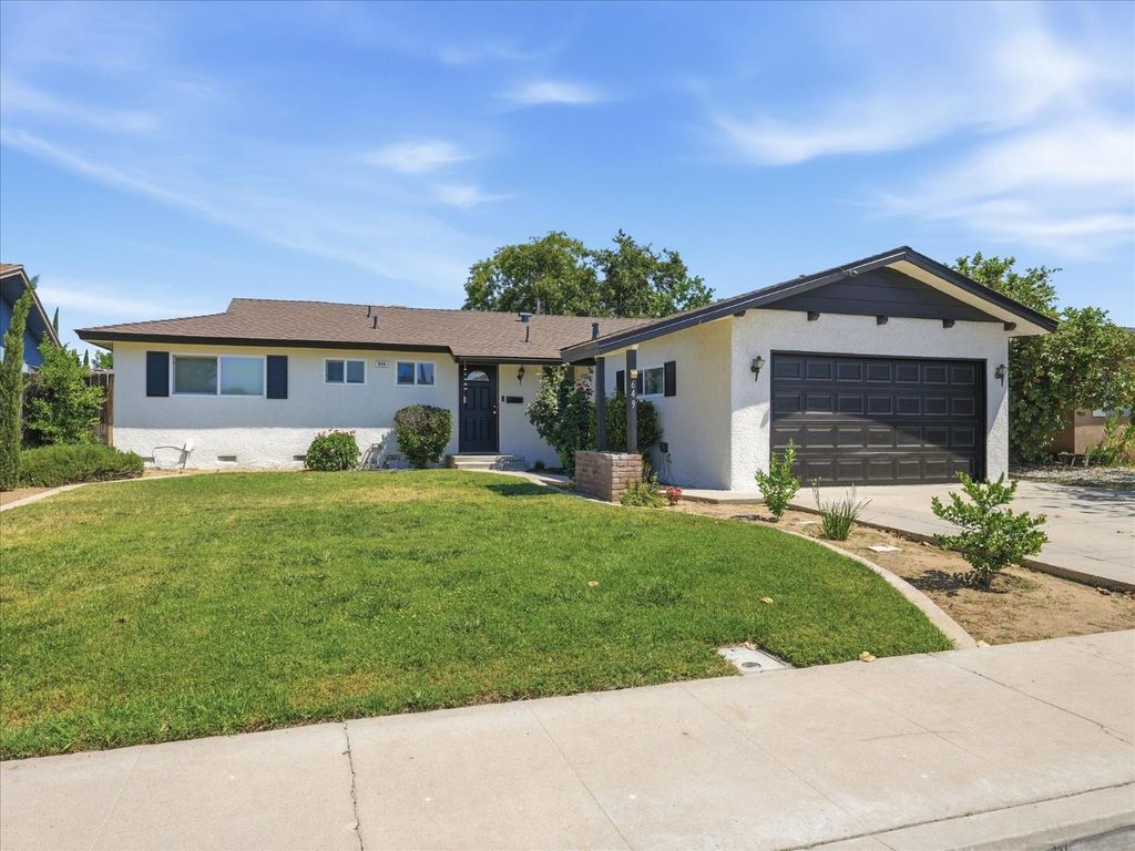 649 W Ashcroft Avenue, Clovis, CA 93612