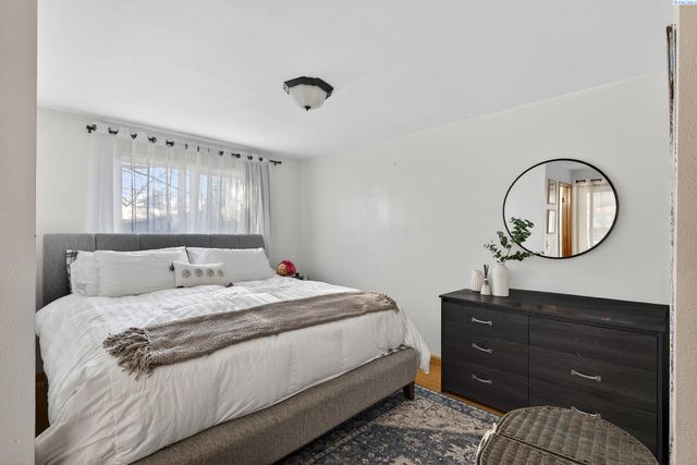 712 W Jan St, Pasco, WA 99302