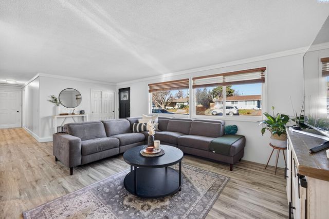 712 W Jan St, Pasco, WA 99302