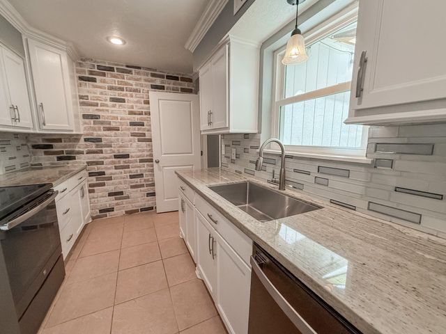 1210 Saxony Lane, Nassau Bay, TX 77058