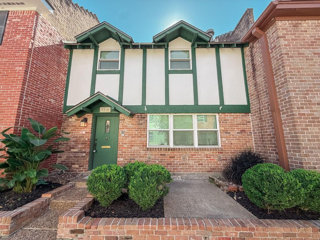 1210 Saxony Lane, Nassau Bay, TX 77058