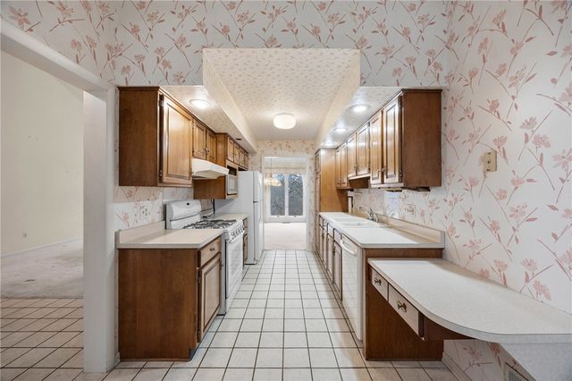 23 Sky Ridge Drive, Penfield, NY 14625