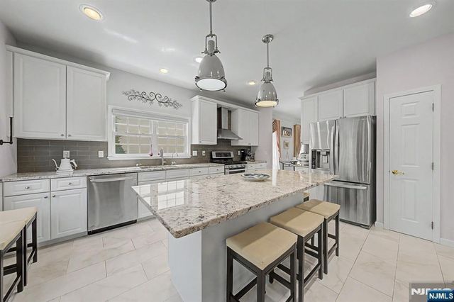 6 Boulder Run, Oakland, NJ 07436