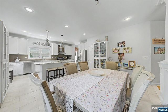 6 Boulder Run, Oakland, NJ 07436