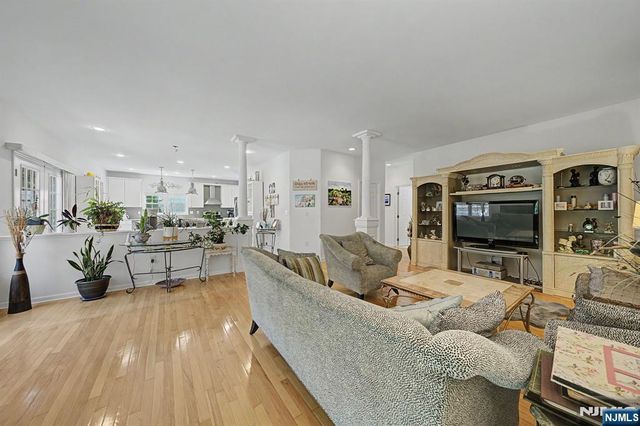 6 Boulder Run, Oakland, NJ 07436