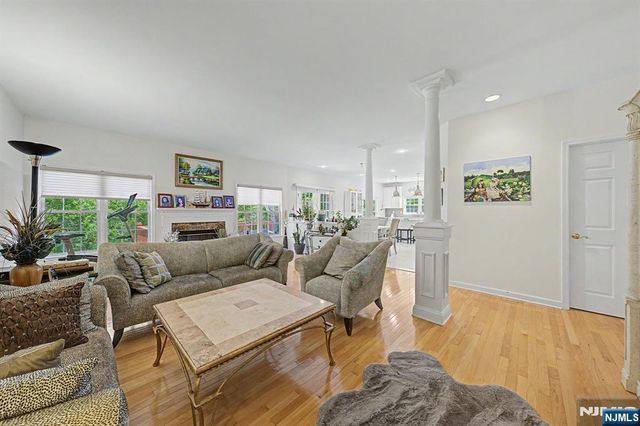 6 Boulder Run, Oakland, NJ 07436
