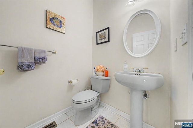 6 Boulder Run, Oakland, NJ 07436