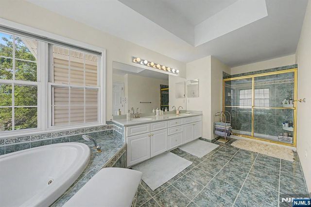 6 Boulder Run, Oakland, NJ 07436