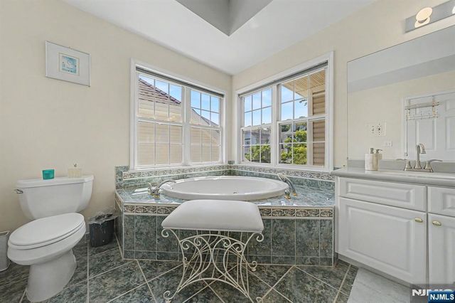 6 Boulder Run, Oakland, NJ 07436