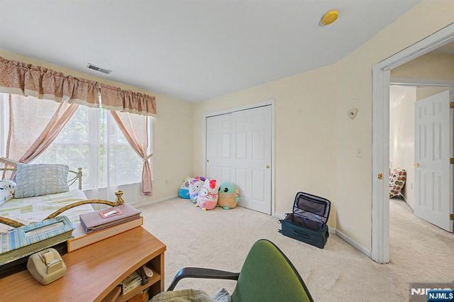 6 Boulder Run, Oakland, NJ 07436