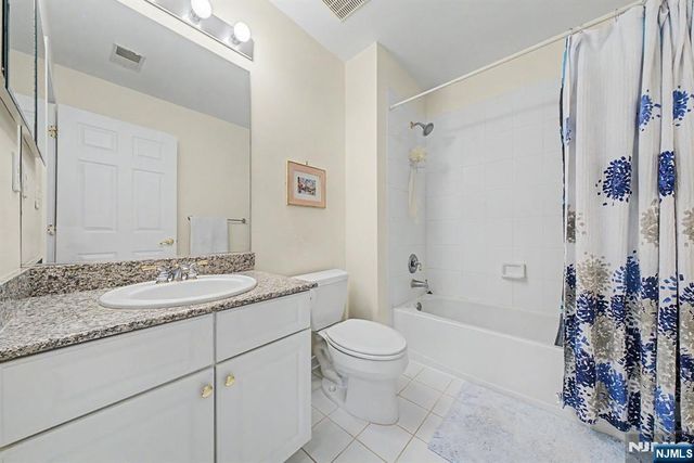 6 Boulder Run, Oakland, NJ 07436