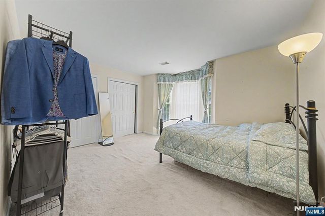 6 Boulder Run, Oakland, NJ 07436
