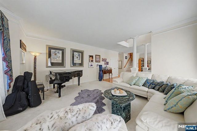 6 Boulder Run, Oakland, NJ 07436