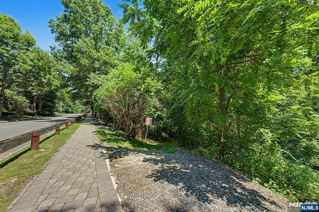 6 Boulder Run, Oakland, NJ 07436