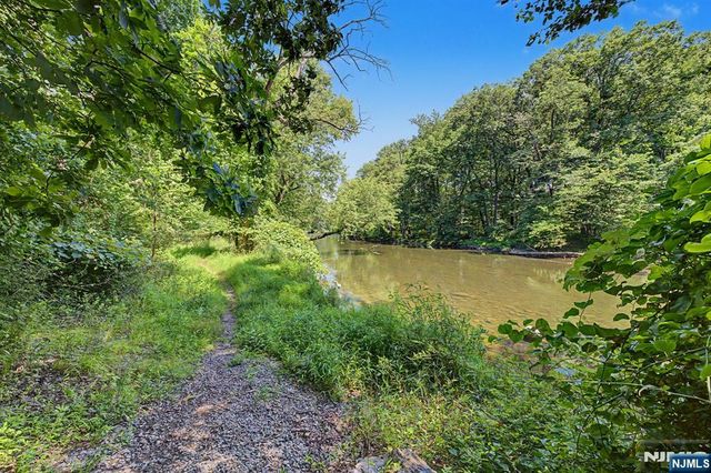 6 Boulder Run, Oakland, NJ 07436