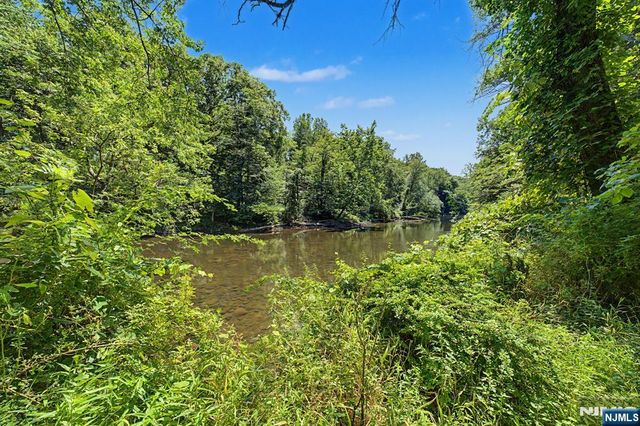6 Boulder Run, Oakland, NJ 07436