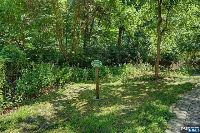 6 Boulder Run, Oakland, NJ 07436