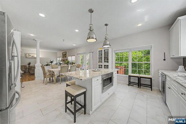 6 Boulder Run, Oakland, NJ 07436
