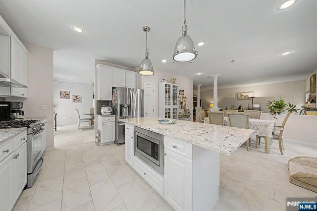 6 Boulder Run, Oakland, NJ 07436