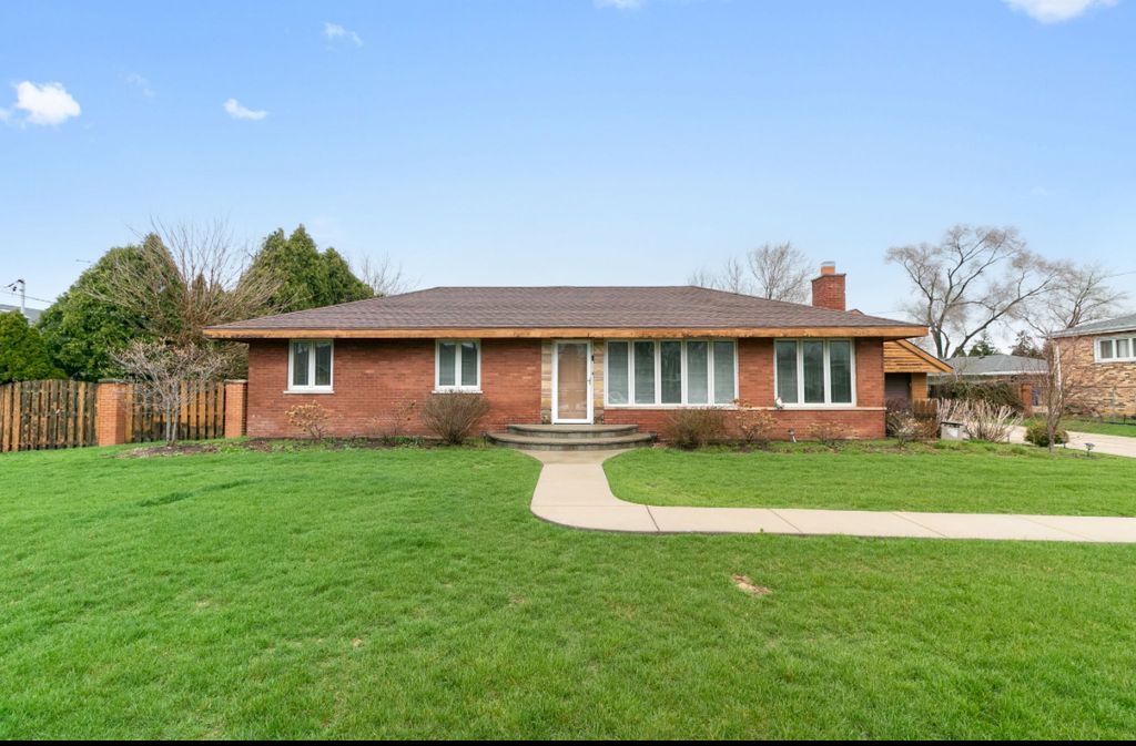 Image 1 of property listing at 6554 W 92nd Street, Oak Lawn, IL 60453