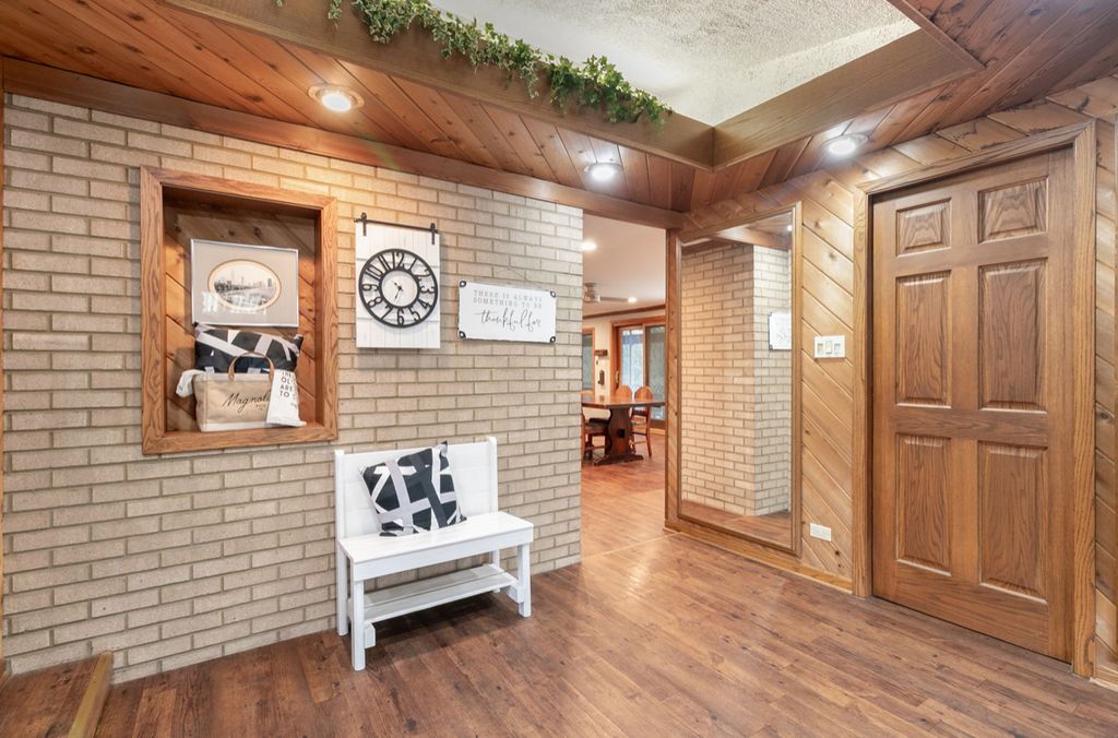 Image 2 of property listing at 6554 W 92nd Street, Oak Lawn, IL 60453