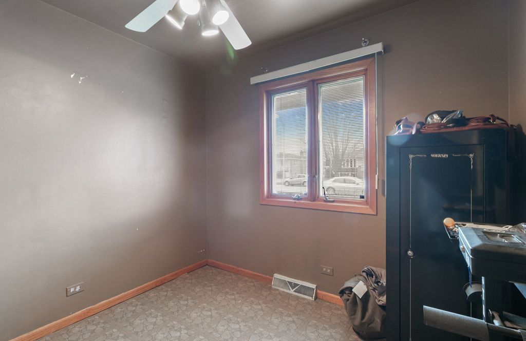Image 13 of property listing at 6554 W 92nd Street, Oak Lawn, IL 60453