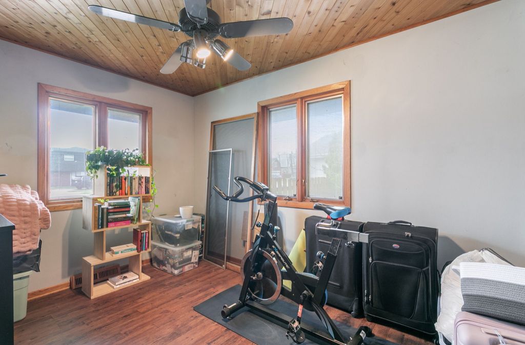 Image 14 of property listing at 6554 W 92nd Street, Oak Lawn, IL 60453