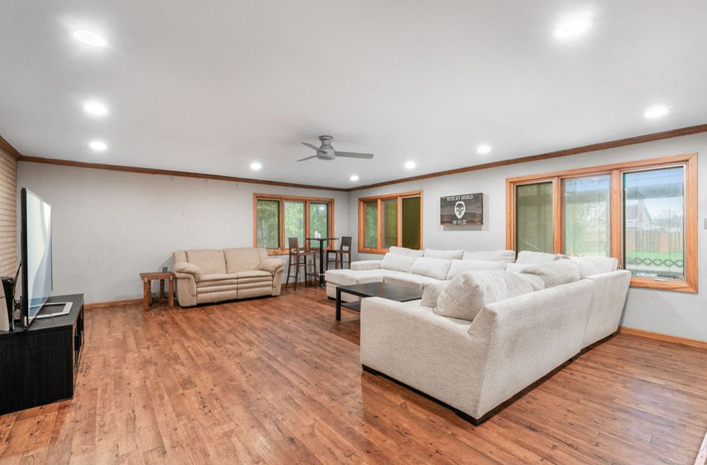Image 17 of property listing at 6554 W 92nd Street, Oak Lawn, IL 60453
