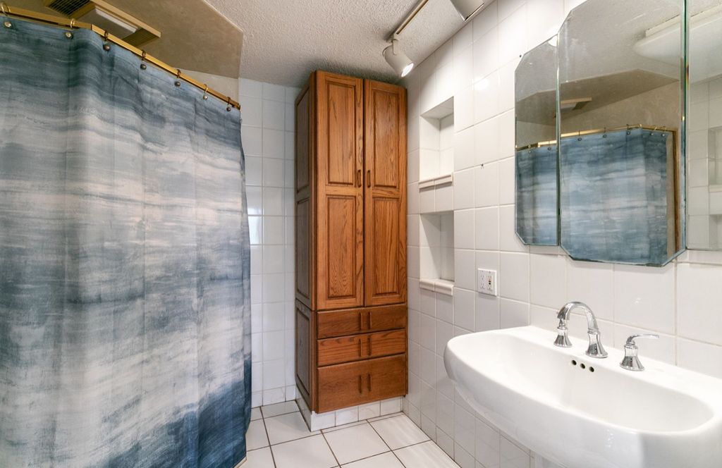 Image 18 of property listing at 6554 W 92nd Street, Oak Lawn, IL 60453