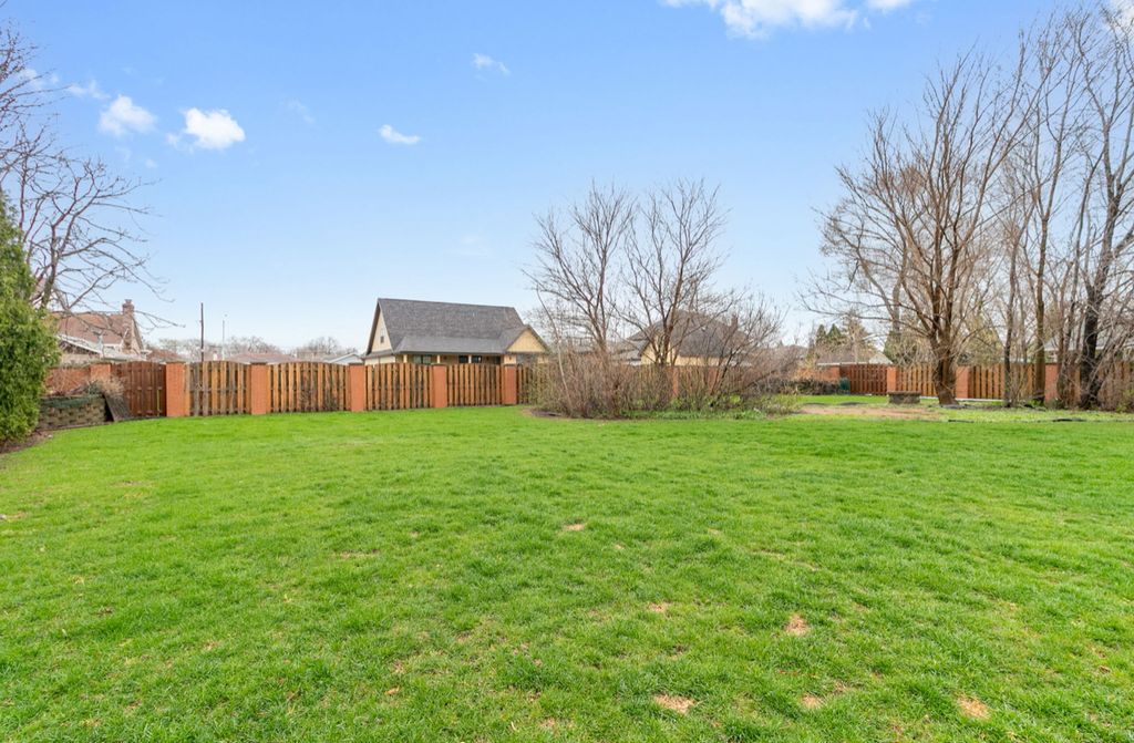Image 20 of property listing at 6554 W 92nd Street, Oak Lawn, IL 60453