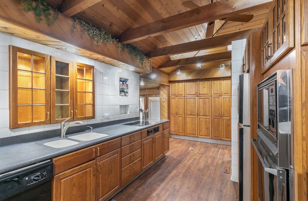 Image 3 of property listing at 6554 W 92nd Street, Oak Lawn, IL 60453