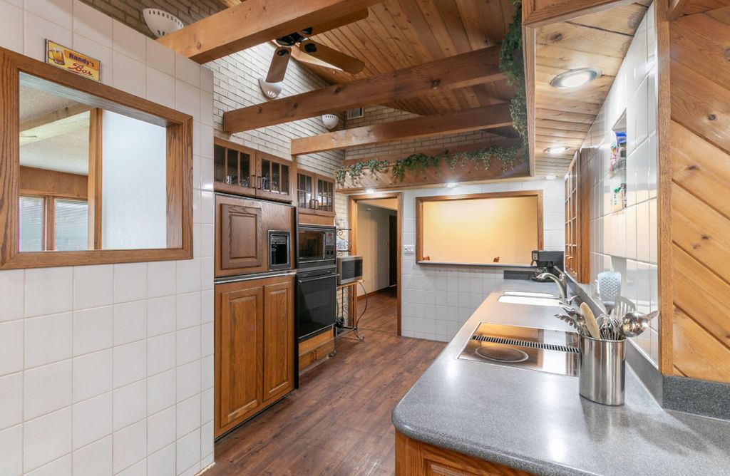 Image 4 of property listing at 6554 W 92nd Street, Oak Lawn, IL 60453