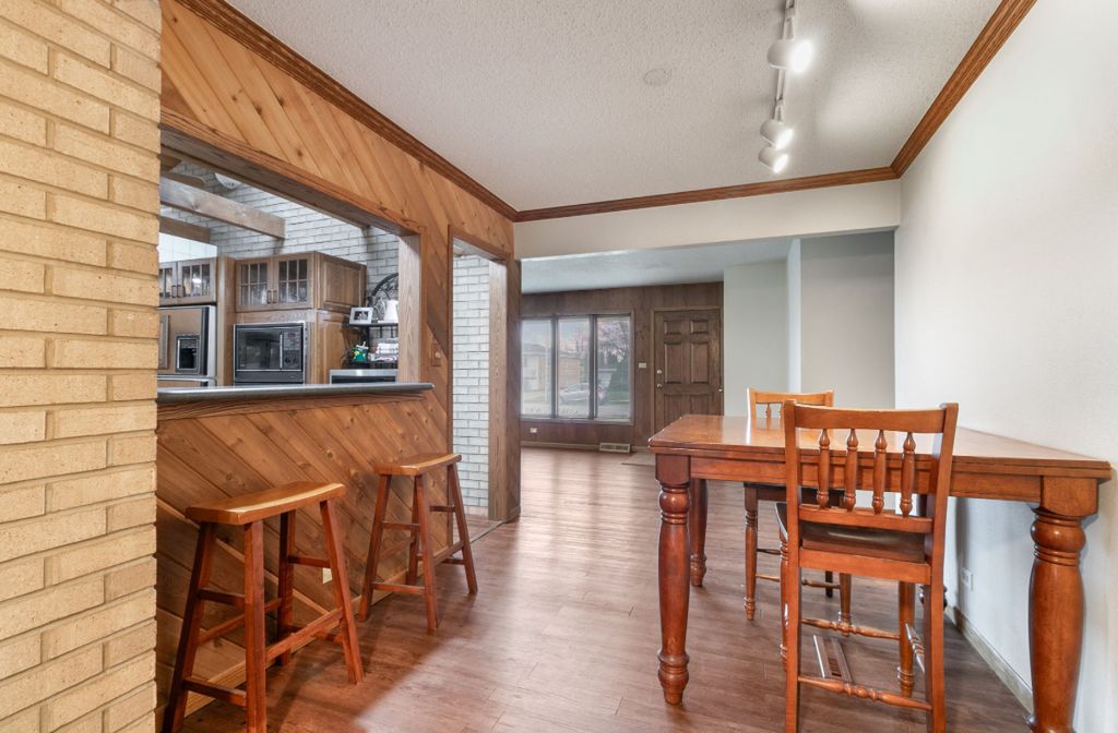 Image 5 of property listing at 6554 W 92nd Street, Oak Lawn, IL 60453