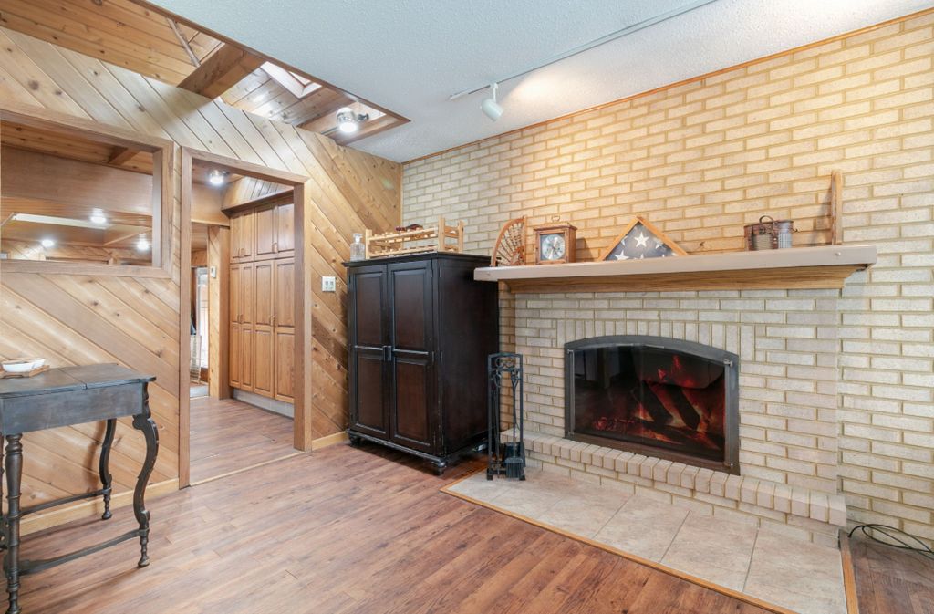 Image 6 of property listing at 6554 W 92nd Street, Oak Lawn, IL 60453
