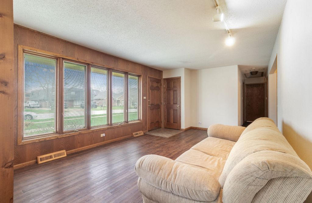 Image 7 of property listing at 6554 W 92nd Street, Oak Lawn, IL 60453