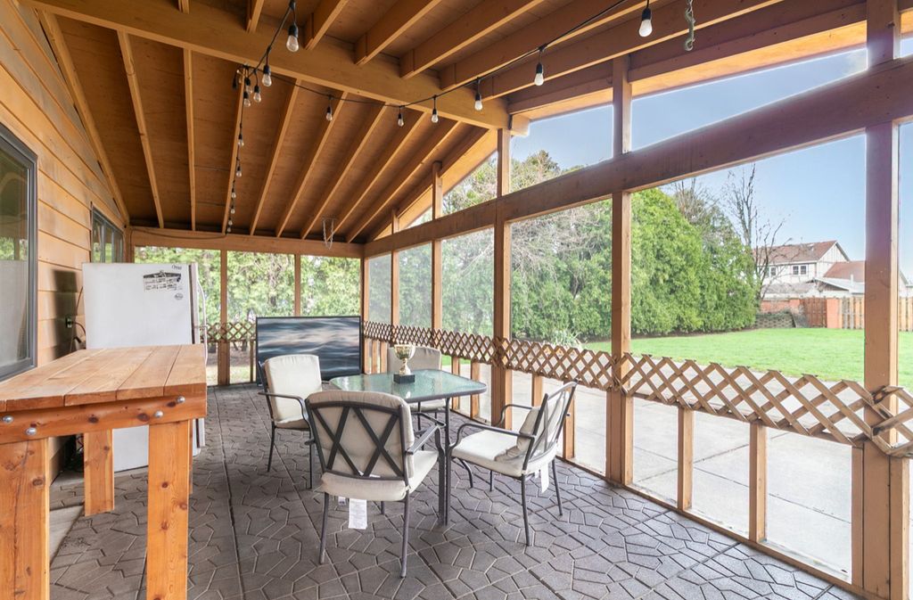 Image 8 of property listing at 6554 W 92nd Street, Oak Lawn, IL 60453