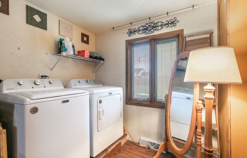 Image 9 of property listing at 6554 W 92nd Street, Oak Lawn, IL 60453