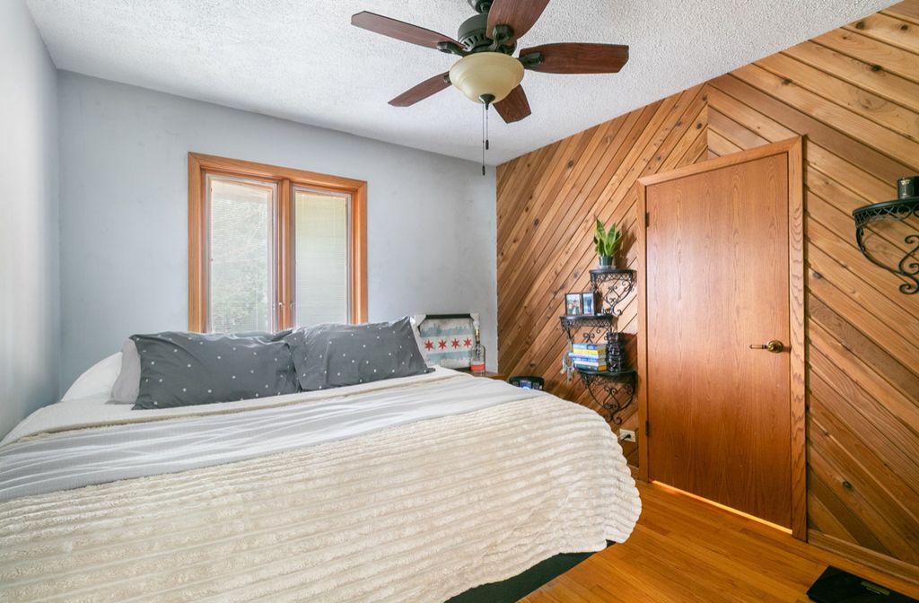 Image 10 of property listing at 6554 W 92nd Street, Oak Lawn, IL 60453