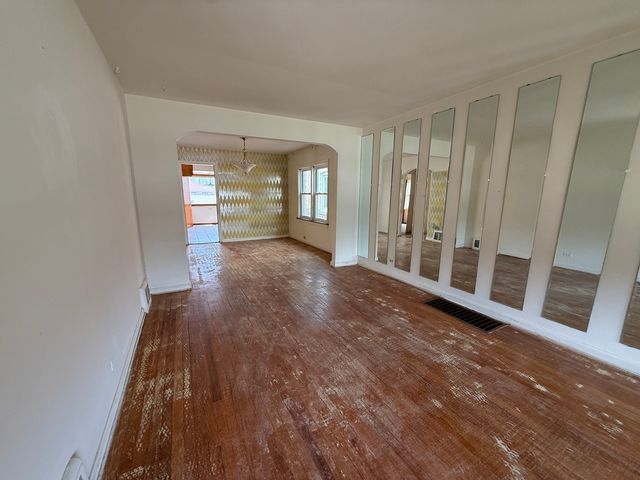 8842 S CREGIER Avenue, Chicago, IL 60617