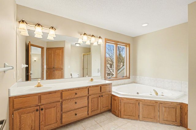 2431 Tevlin Court E, Maplewood, MN 55119