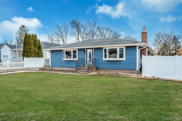 6 Rugby Drive, Shirley, NY 11967
