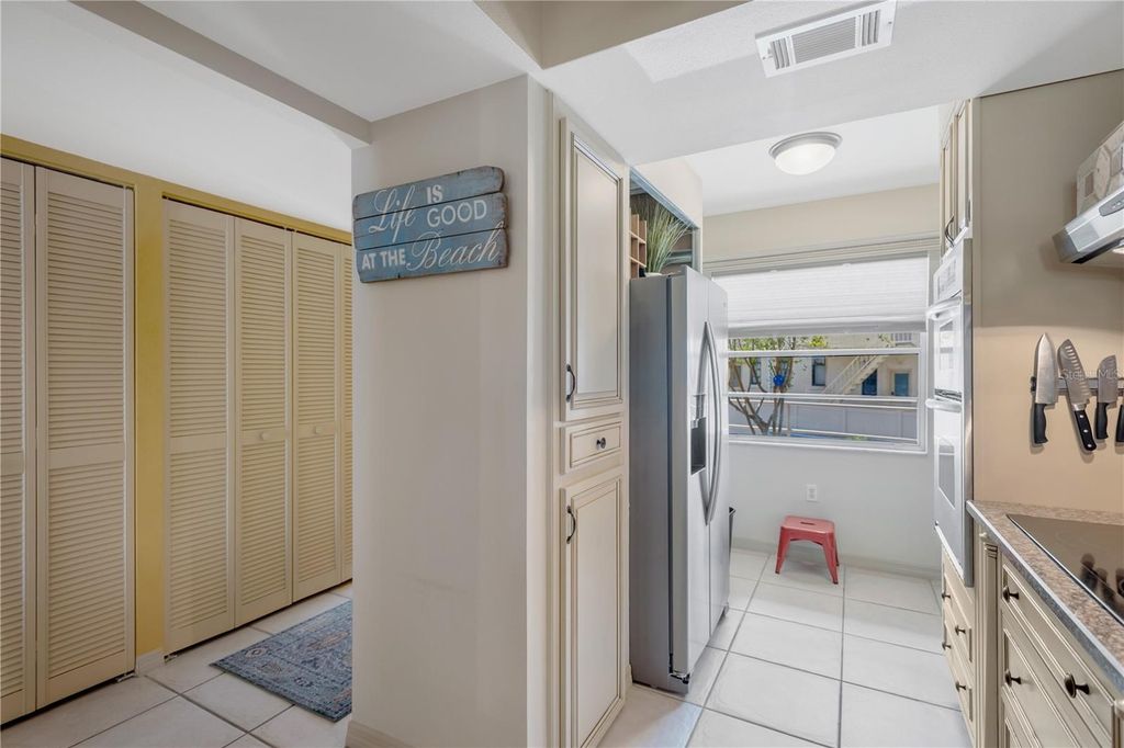 Image 8 of property listing at 1650 1ST AVENUE W 106B, Bradenton, FL 34205