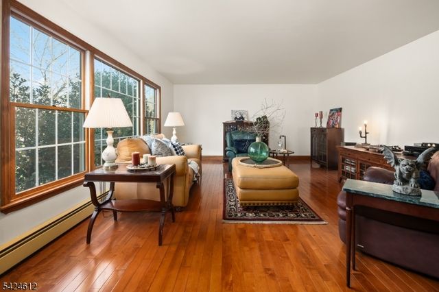 10 Warwick Dr, Washington Twp., NJ 07853