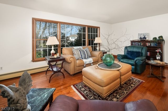 10 Warwick Dr, Washington Twp., NJ 07853