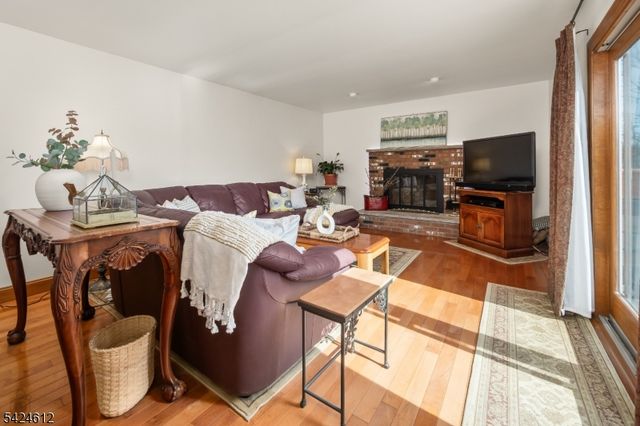 10 Warwick Dr, Washington Twp., NJ 07853