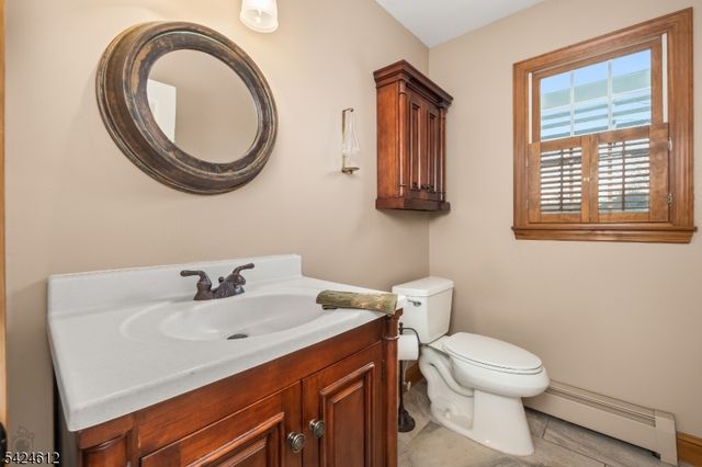 10 Warwick Dr, Washington Twp., NJ 07853