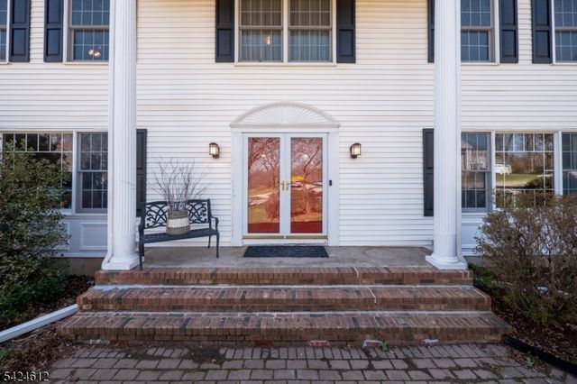 10 Warwick Dr, Washington Twp., NJ 07853