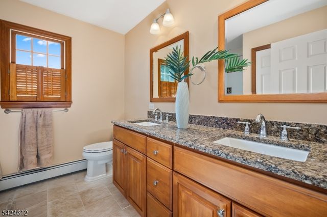 10 Warwick Dr, Washington Twp., NJ 07853